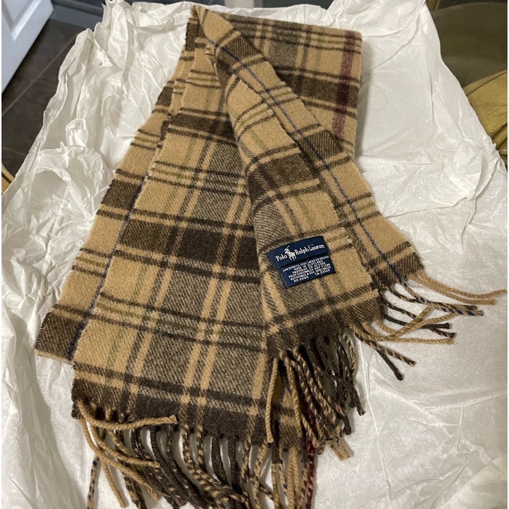 Gently used 100% Lambs Wool Scarf.